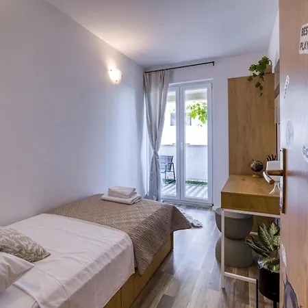아파트 Mayla Family House 오라사크
