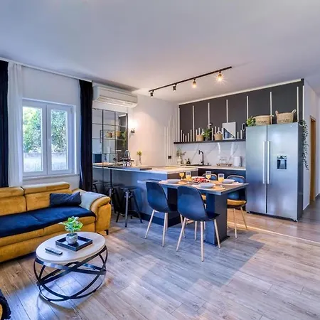 아파트 Mayla Family House